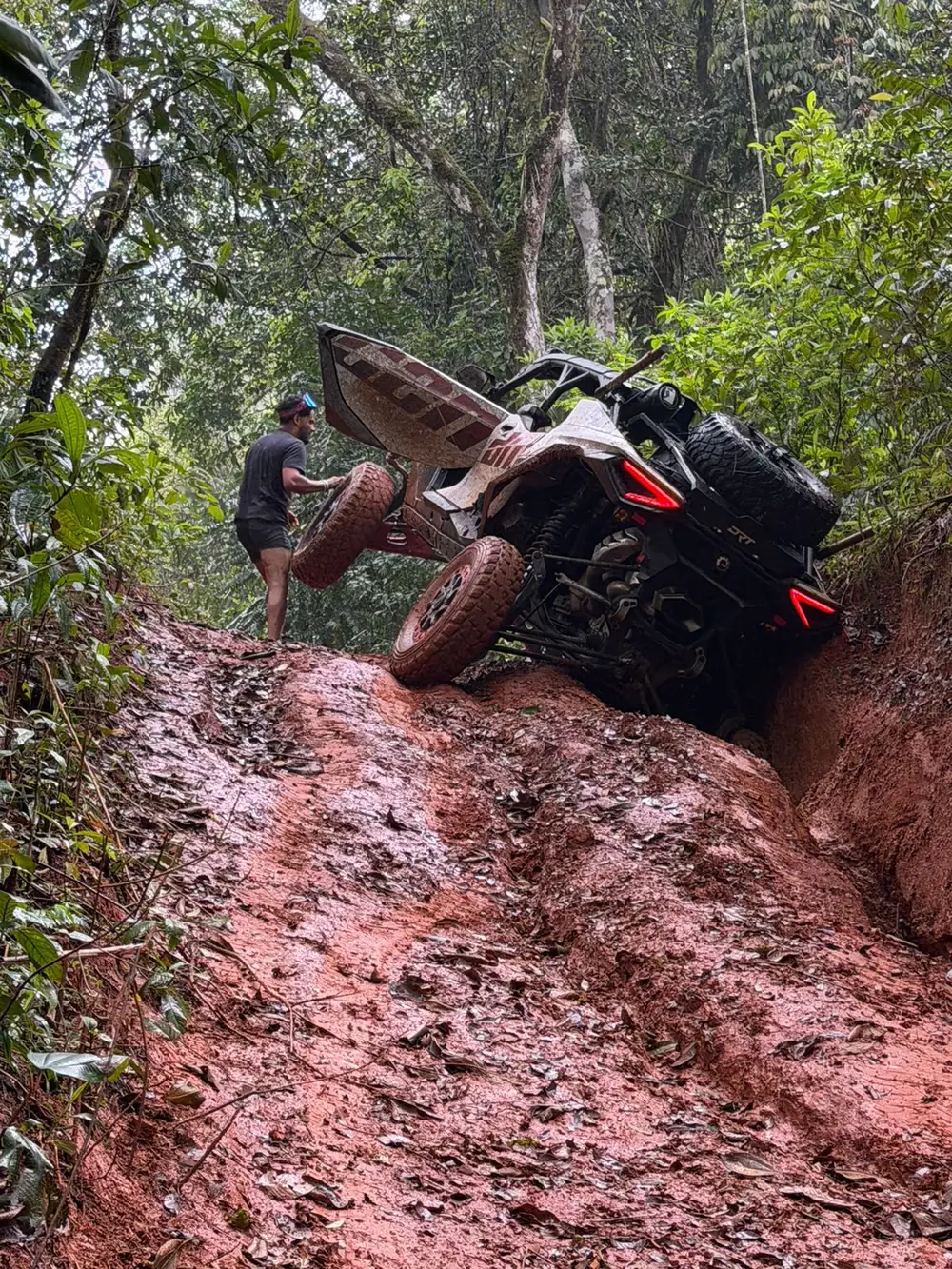 Buggy subiendo una loma de lodo en el monte